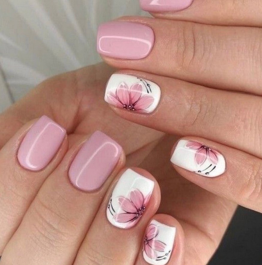 Маникюр с цветочками на короткие ногти