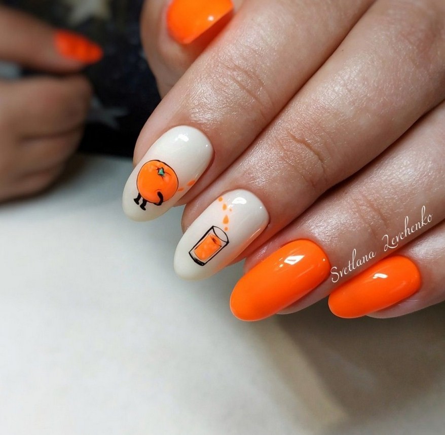 Оранжевый маникюр в стиле «разные руки»