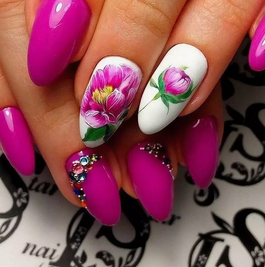 Маникюр с цветочным принтом на длинных ногтях