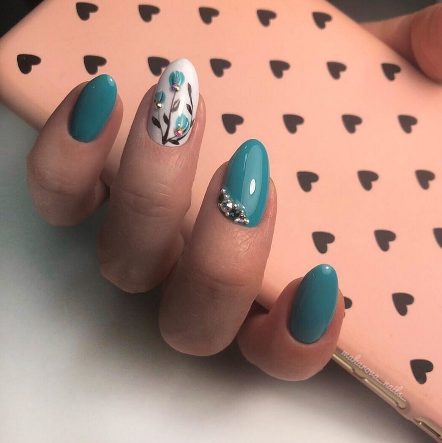 Фото новинки дизайна ногтей мятного цвета от мастеров маникюра