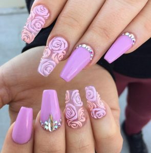 маникюр с надписями Love, Amore