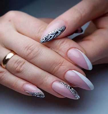 маникюр с надписями на ногтях на короткие ногти