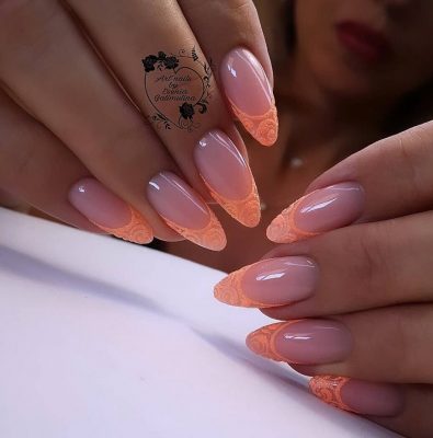 маникюр с надписями на ногтях на короткие ногти