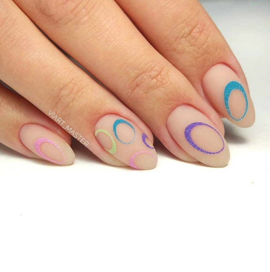 Графичный дизайн ногтей с кругами
