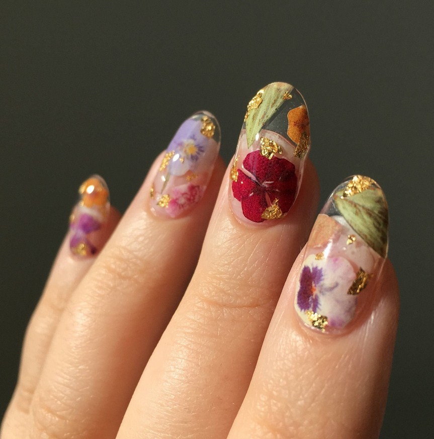 однотонный маникюр - украшение ногтевых пластин засушенными цветами