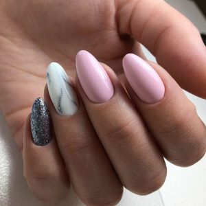 ногти с надписями и матовым покрытием