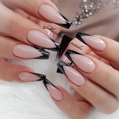 Длинные ногти с сердечками Длинные ногти с сердечками