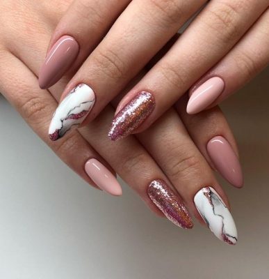 нюдовый маникюр с надписями