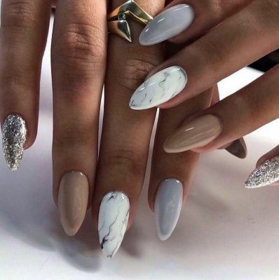 нюдовый маникюр с надписями