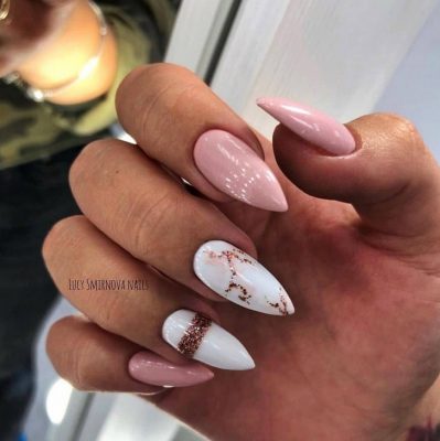 нюдовый маникюр с надписями