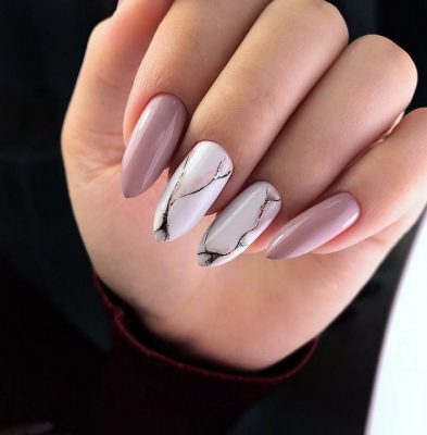 нюдовый маникюр с надписями