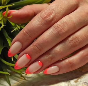 нюдовый маникюр с надписями