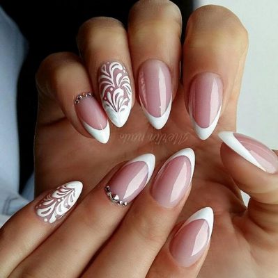 Дизайн ногтей с надписями в виде наклеек