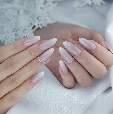 Дизайн ногтей с надписями в виде наклеек