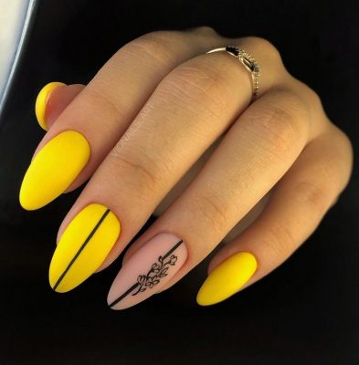 Дизайн ногтей с надписями в виде наклеек