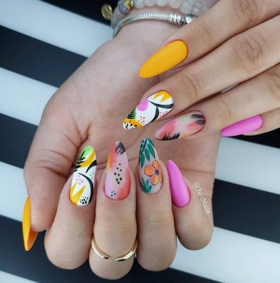 Дизайн ногтей с надписями в виде наклеек