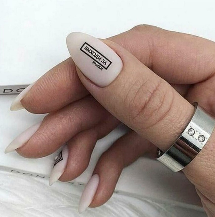 маникюр с надписями на ногтях на русском