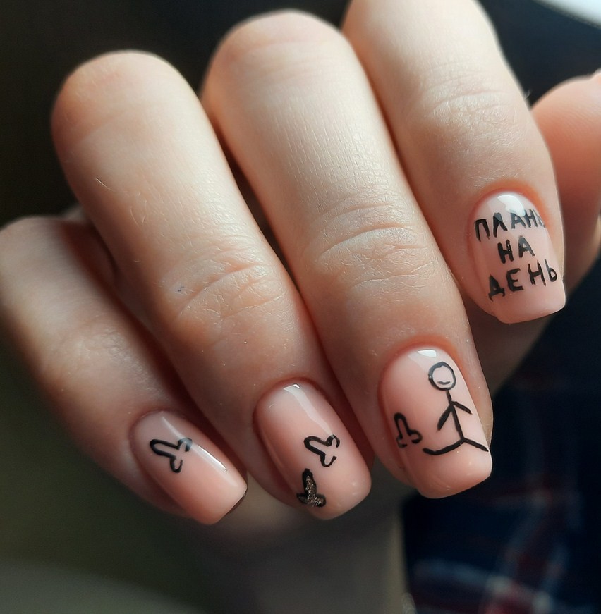 маникюр с надписями на ногтях на короткие ногти