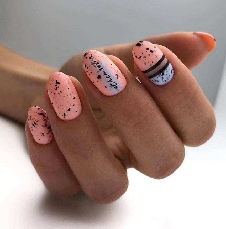 Новинки и модные идеи маникюра с надписями на ногтях