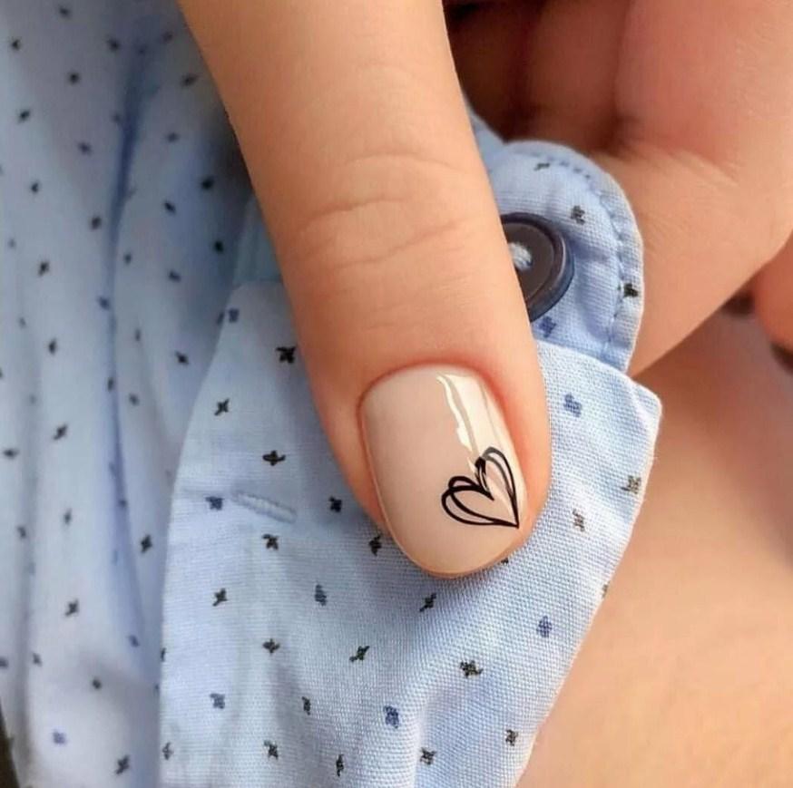 дизайн ногтей с сердечками минимализм