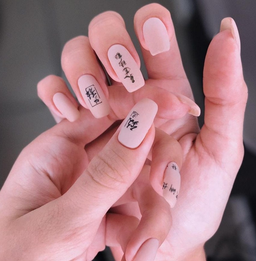 Квадратные ногти с надписями