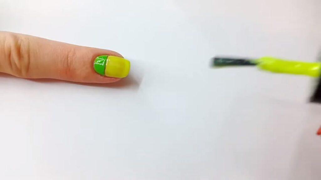 Рисуем полоски на ногтях лаком пошаговая техника с фото