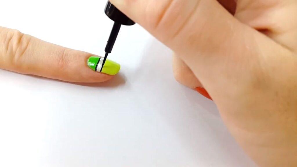 Рисуем полоски на ногтях лаком пошаговая техника с фото