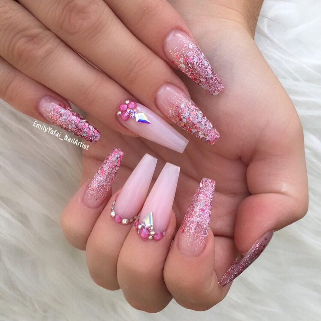 Розовый дизайн ногтей с блестящим френчем
