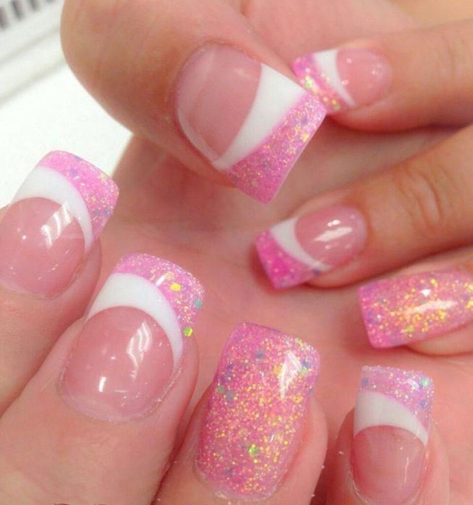 Розовый дизайн ногтей с блестящим френчем