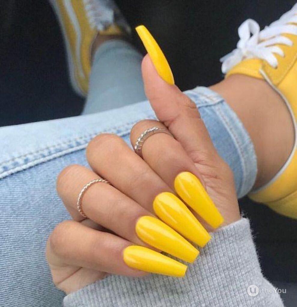 Как смотрится жёлтый маникюр на разных ногтях длинные