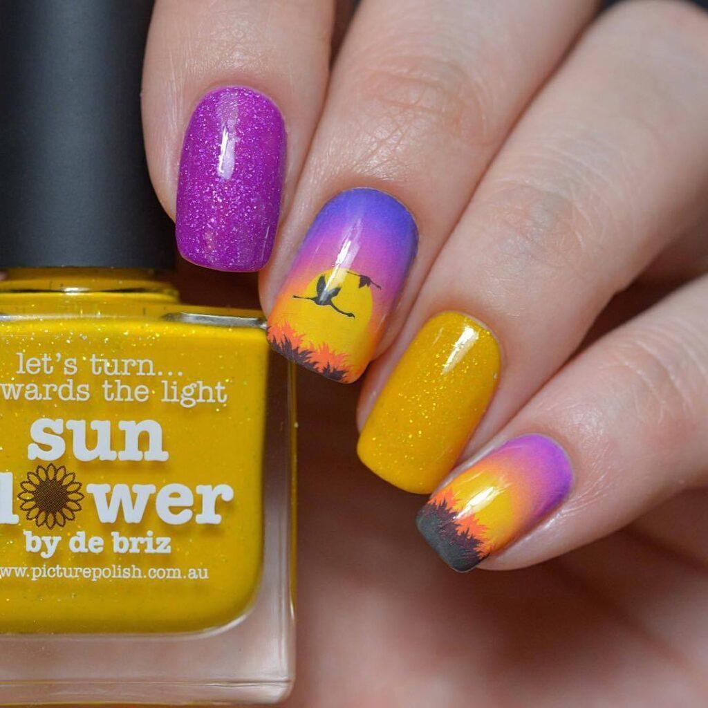 Жёлтый и фиолетовый лак на ногтях