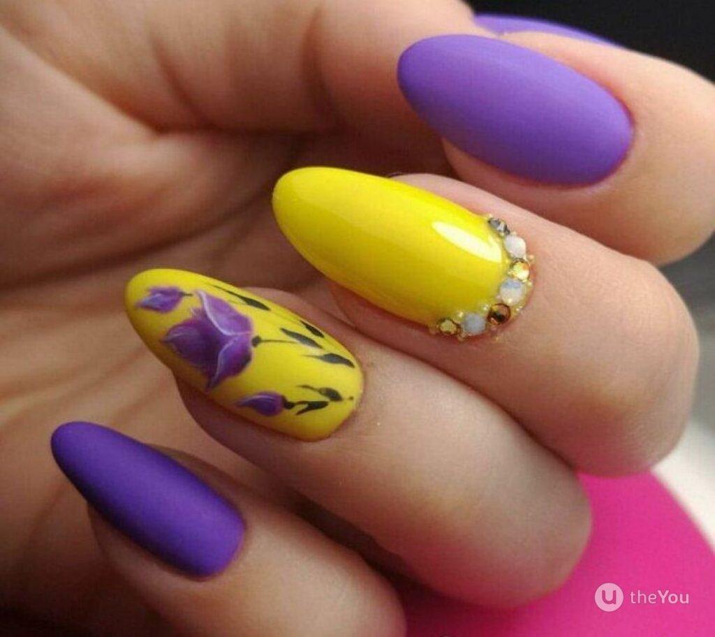 Жёлтый и фиолетовый лак на ногтях