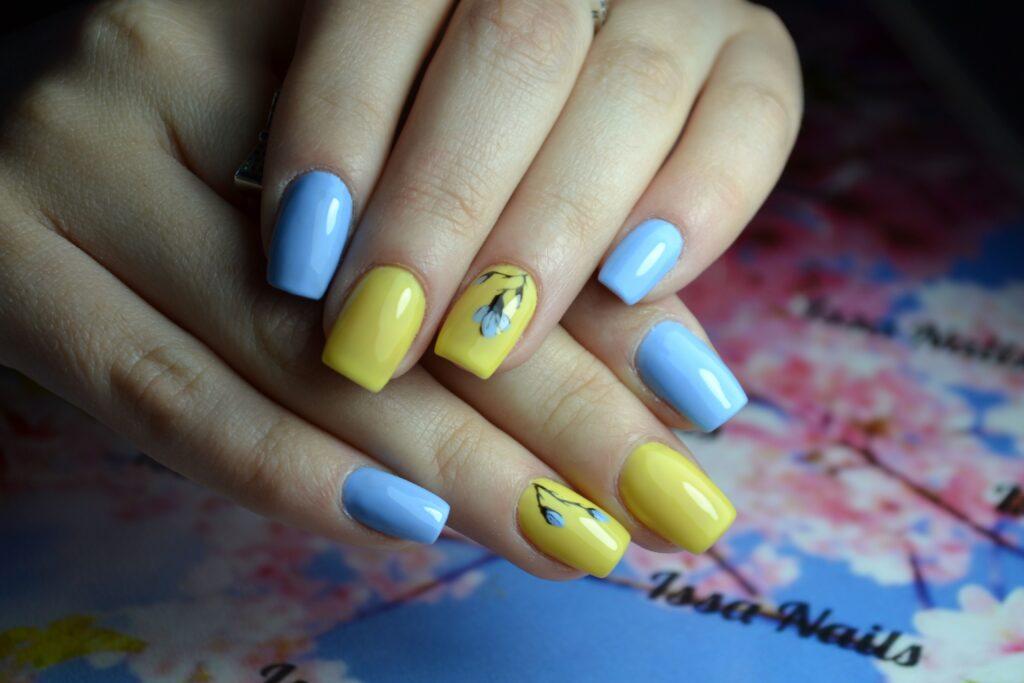 Самые модные оттенки жёлтого в маникюре Жёлтые ногти с синим