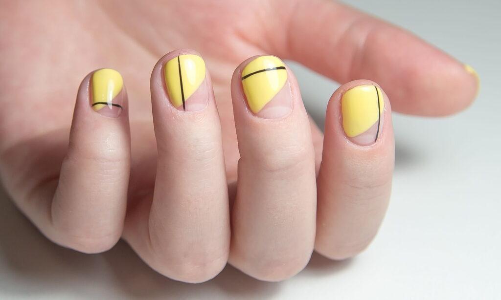 Как смотрится жёлтый маникюр на разных ногтях квадрат