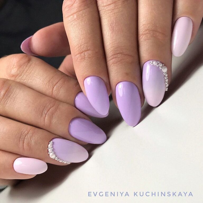 Маникюр в нежных тонах Миндаль