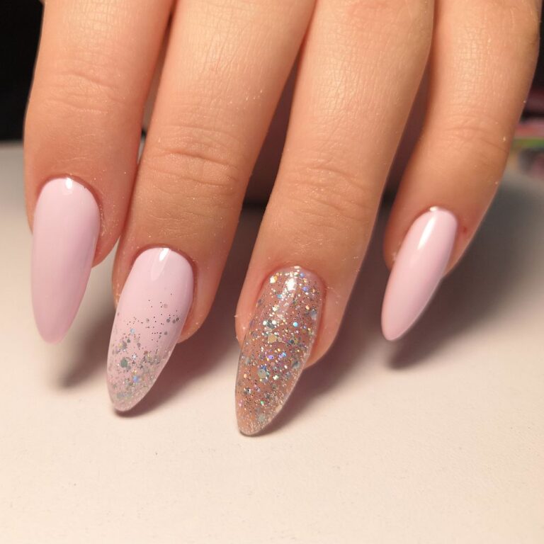 Маникюр в нежных тонах Миндаль