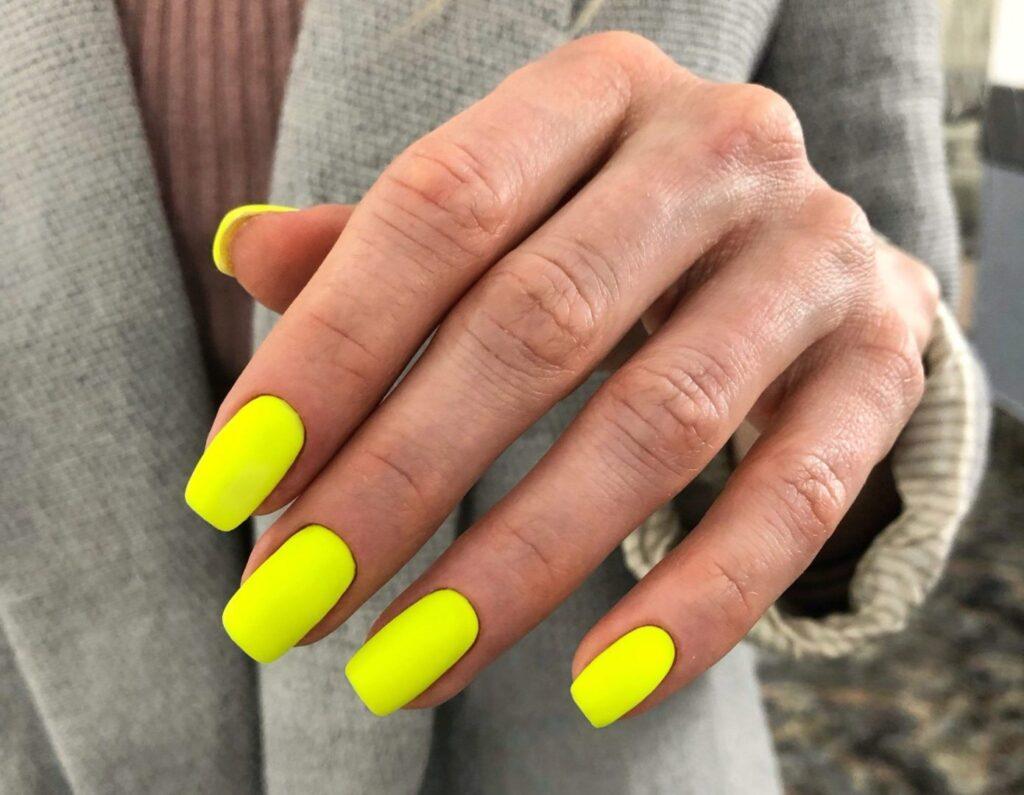 Самые модные оттенки жёлтого в маникюре Неоновые жёлтые ногти
