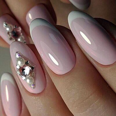 Нежный маникюр с дизайном Камни и стразы