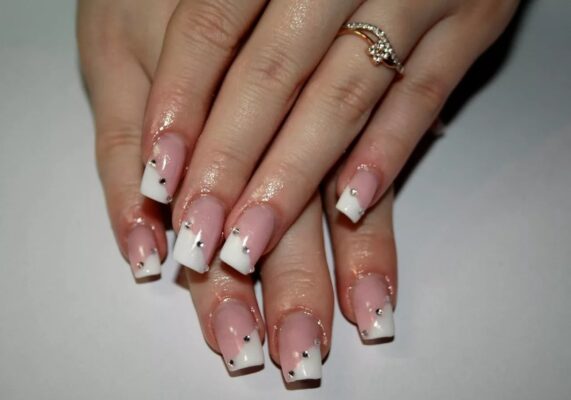 Маникюр с блёстками у кутикулы