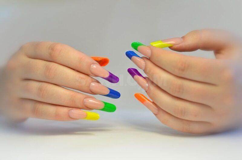 Длинные цветные ногти с дизайном френч