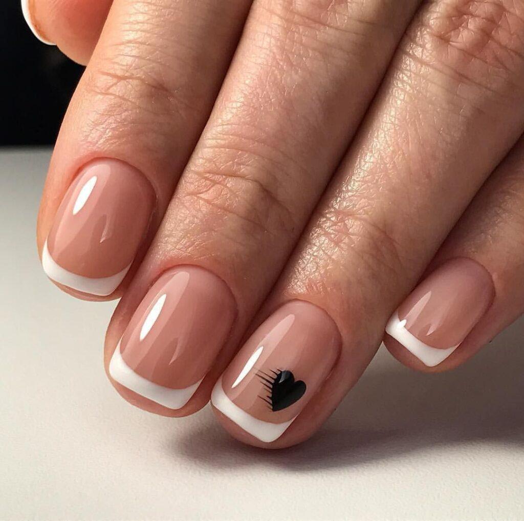 Стильный педикюр с белым френчем