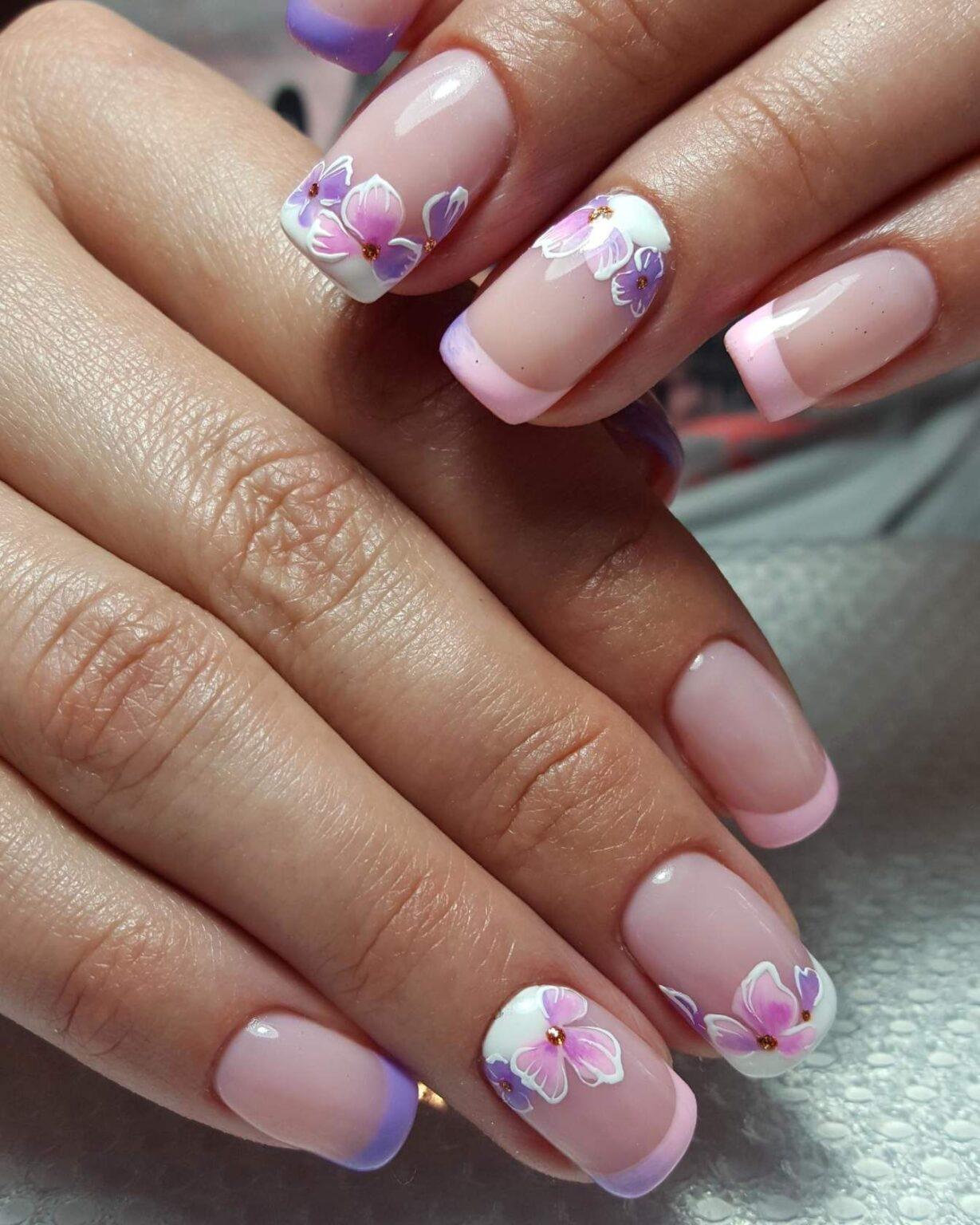 Стильный педикюр с белым френчем