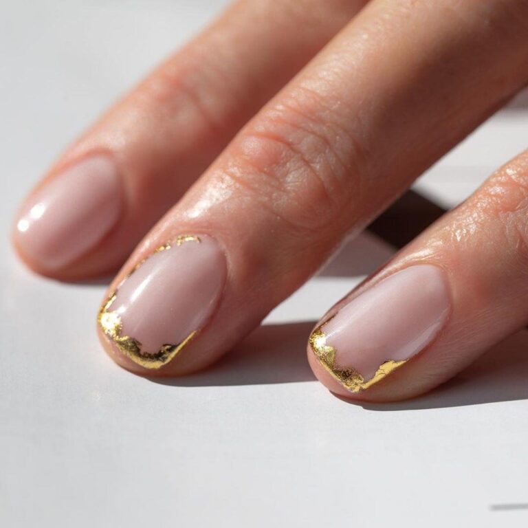 Молочный френч с дизайном Фольга