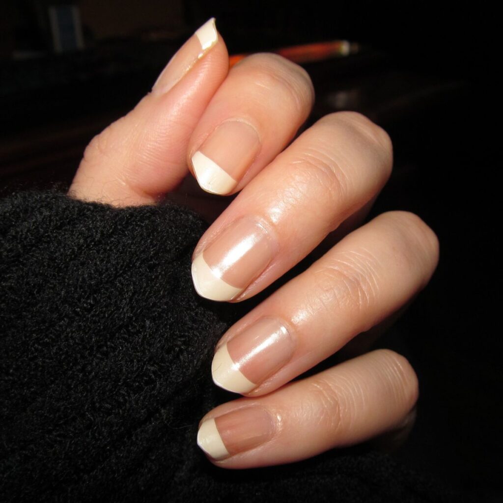 Френч на молочной базе для коротких ногтей