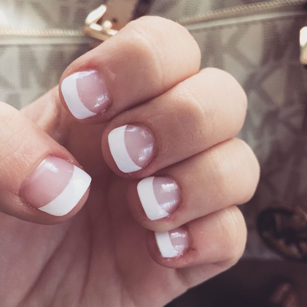 Френч на молочной базе для коротких ногтей