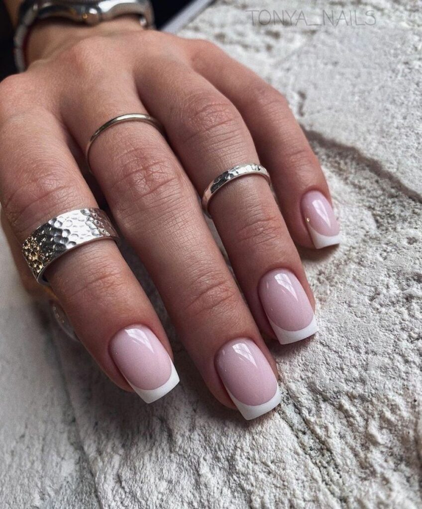 Френч на молочной базе для коротких ногтей