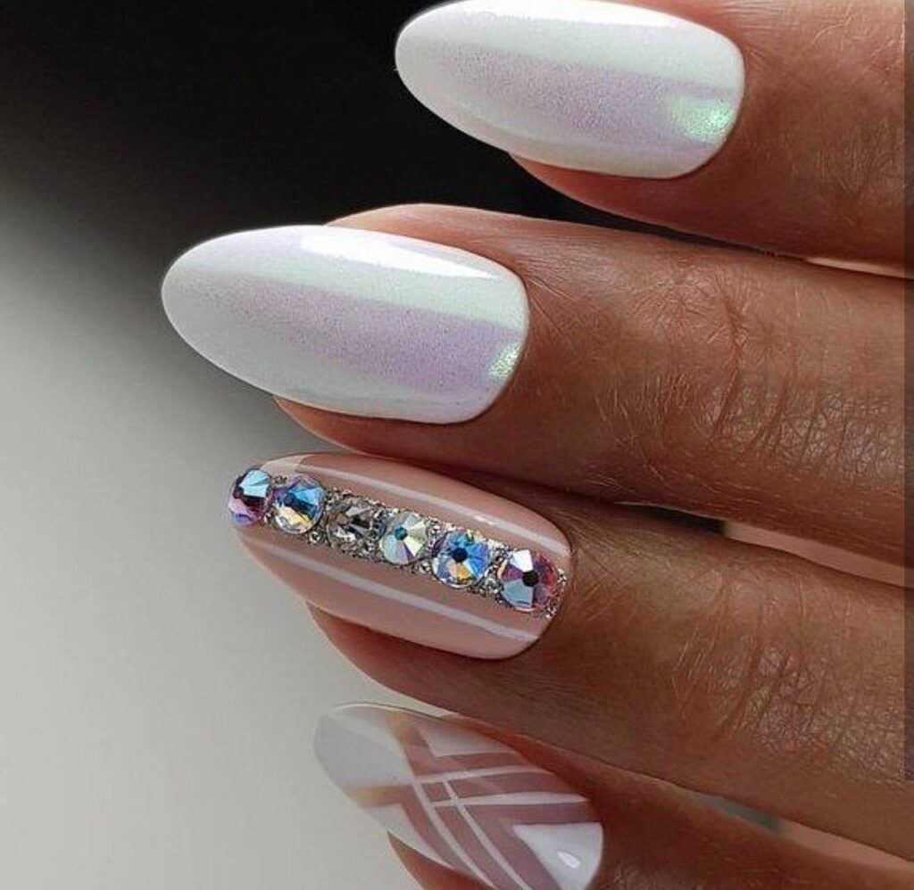 Молочный френч с дизайном Молочный блестящий френч