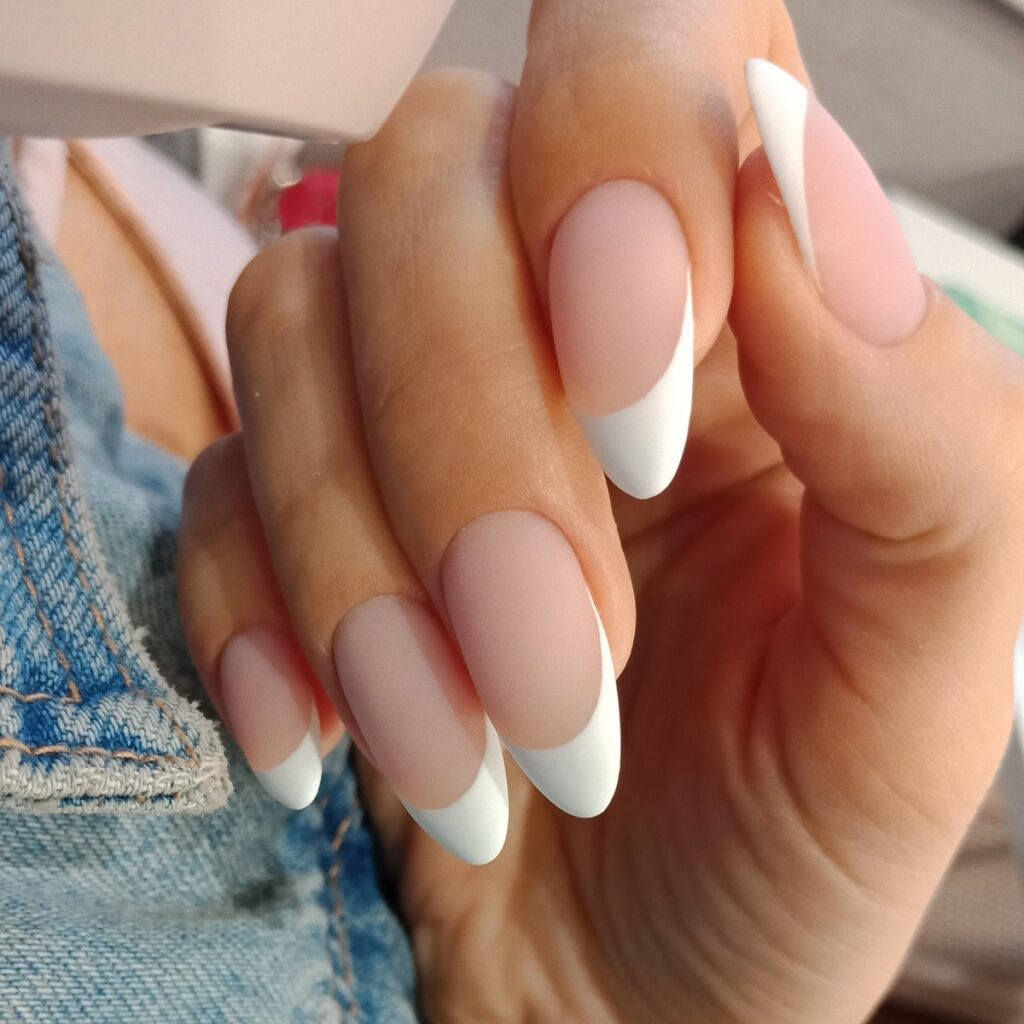 Молочный френч на длинные ногти