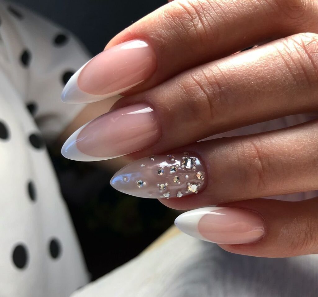 Молочный френч на длинные ногти
