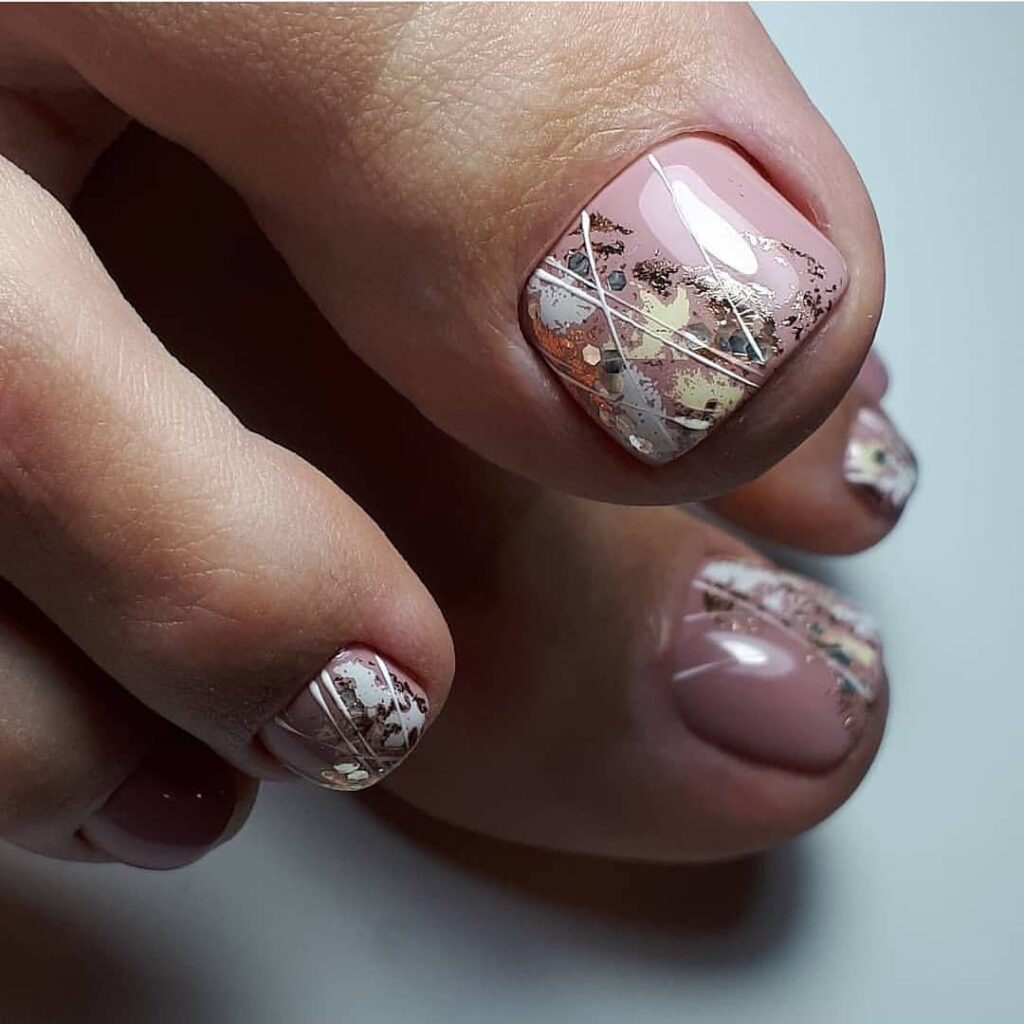 Молочный френч педикюр 